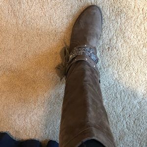Brown boots with bow detail